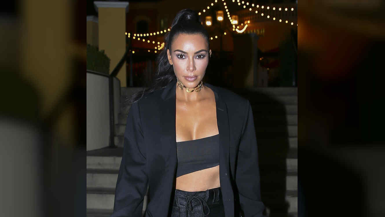kim-kardashian-con-top-diagonal-negro-close-up