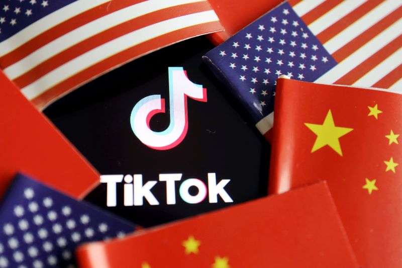 Ilustración de Tiktok con banderas EEUU y China, 16 julio  2020.
REUTERS/Florence Lo/Ilustración