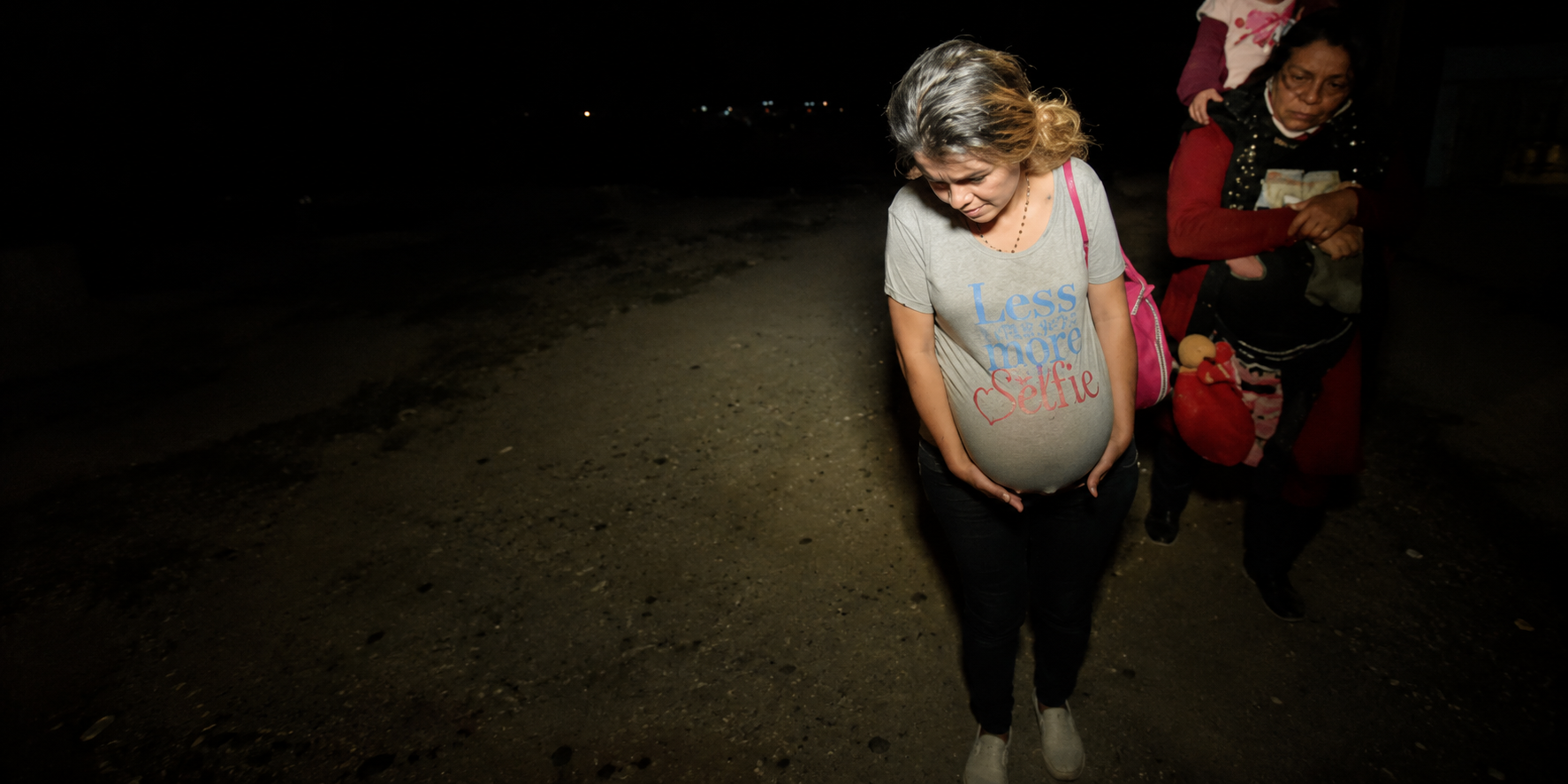 Hondureña embarazada cruza un río con dolores de parto durante su ruta migratoria