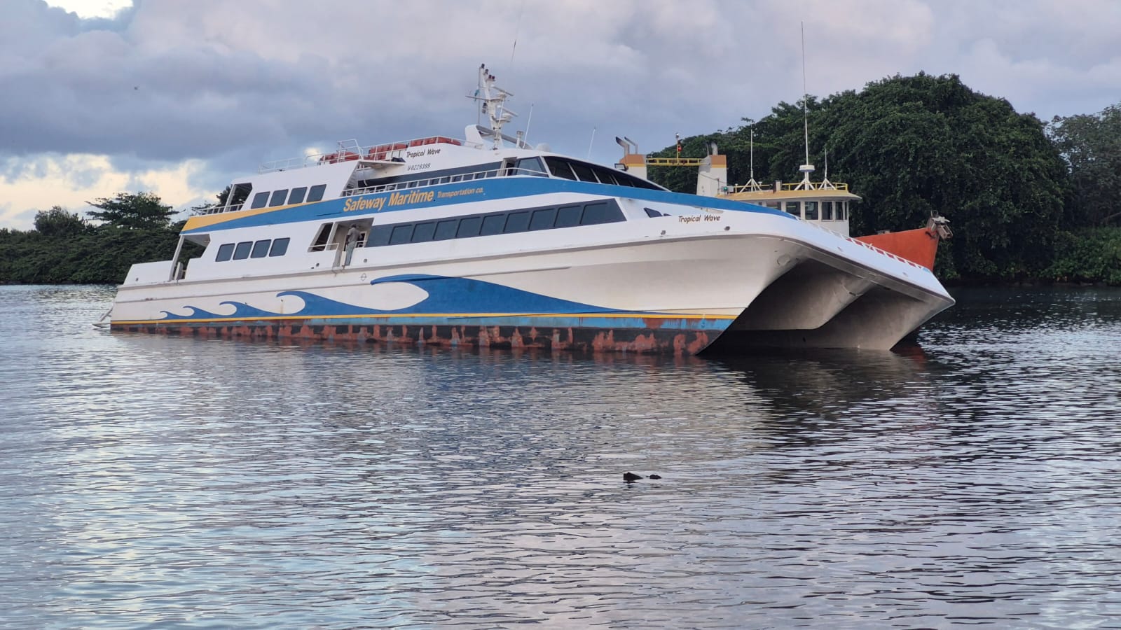 ​Controversia entre la Alcaldía de La Ceiba y Galaxy Wave por hundimiento parcial de embarcación en el Puerto de Cabotaje