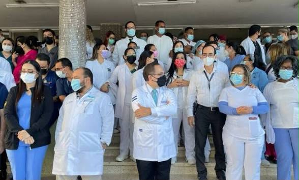 Gobierno asegura haber pagado salarios atrasados al 97% de los médicos y llama a suspender asambleas