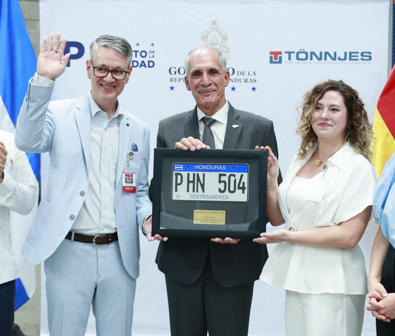 Honduras inicia fabricación de placas vehiculares tras cuatro años de mora