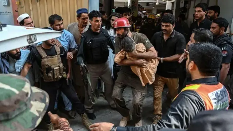 Más de 30 alumnos y una profesora mueren al derrumbarse el techo de un colegio en Pakistán