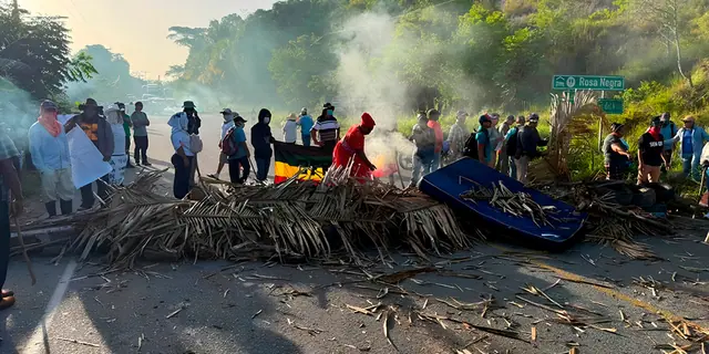 Garífunas bloquean carretera CA-13 en Tela