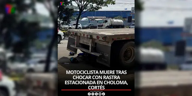 Motociclista muere al chocar contra rastra estacionada