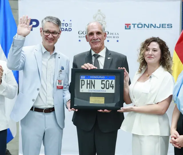 Honduras inicia fabricación de placas vehiculares tras cuatro años de mora